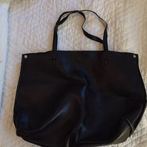 Reversible tote with zipper pouch